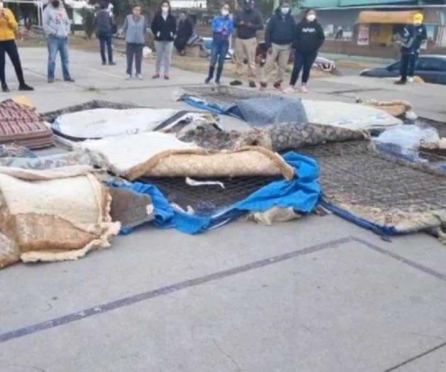 Damnificados de Tula queman colchones donados; tenían sangre y orina