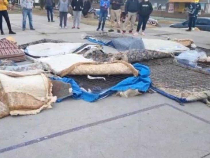 Damnificados de Tula queman colchones donados; tenían sangre y orina Damnificados de Tula queman colchones donados; tenían sangre y orina
