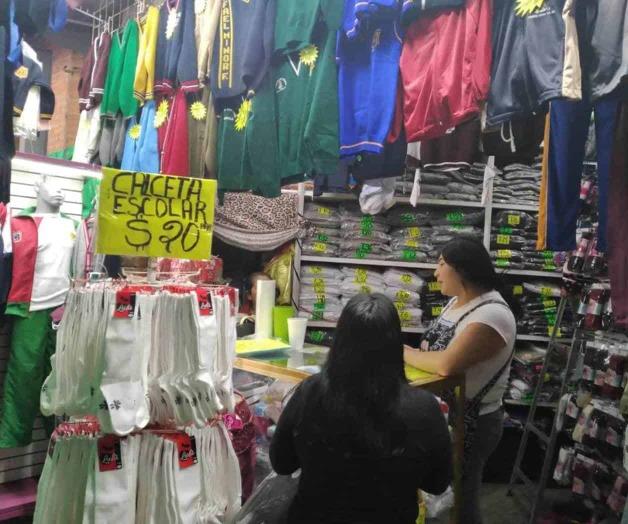 Pega pandemia a tiendas de uniformes escolares