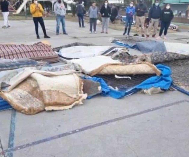 Damnificados de Tula queman colchones donados; tenían sangre y orina