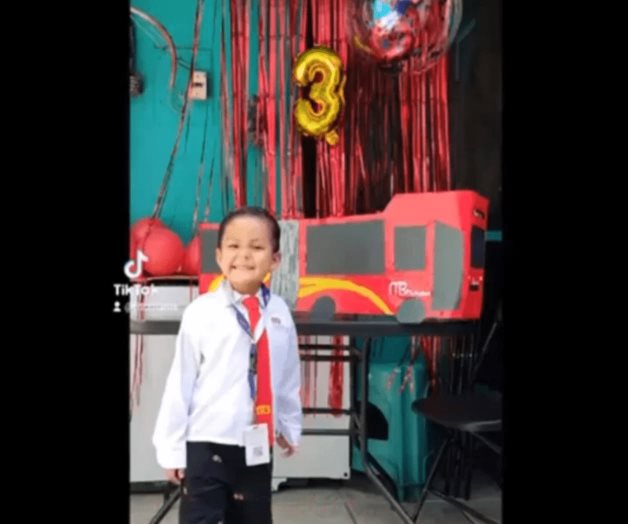 Niño celebra su cumpleaños 3 con temática del Metrobús