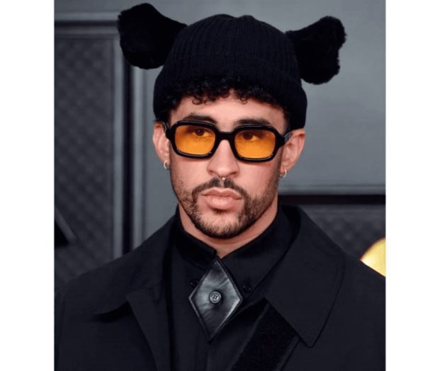 Vestido, tacones y calcetines, los atuendos de Bad Bunny