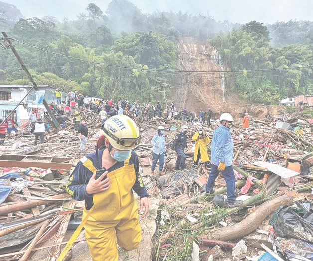 Deslizamiento de tierra; mueren 14 Deslizamiento de tierra; mueren 14