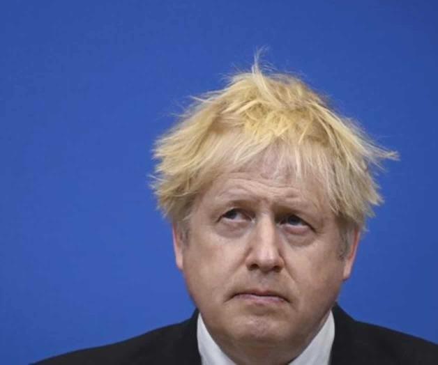 Johnson viaja fuera de Gran Bretaña, pero pesares lo siguen