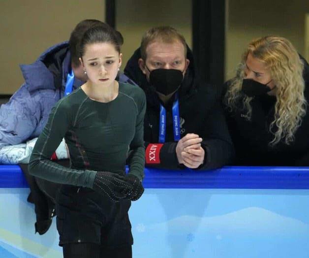 Patinadora Valieva entrena pese a versión de positivo