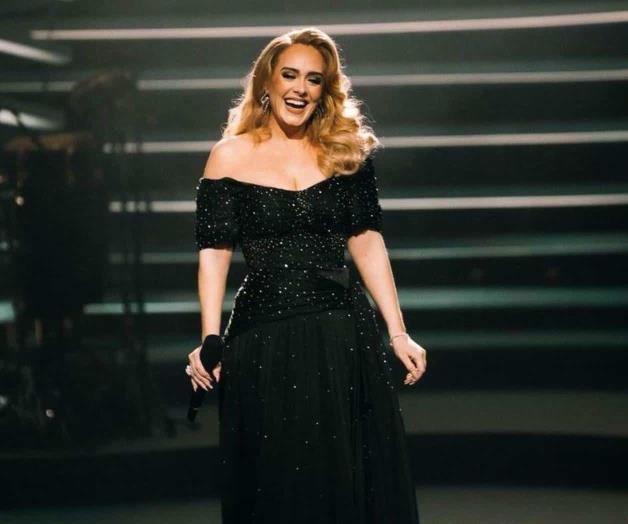 Adele toma el tubo y ¡se quita la ropa!