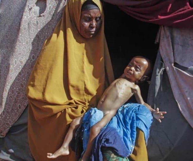 Miles caminan a la capital de Somalia huyendo de la sequía