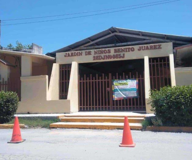 Vigilan escuelas padres de familia