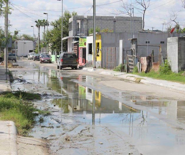 Padecen familias por fugas de aguas negras