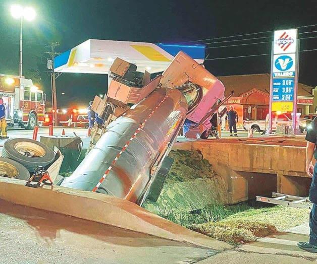 Se vuelca una ‘pipa’ con químicos en gasolinera