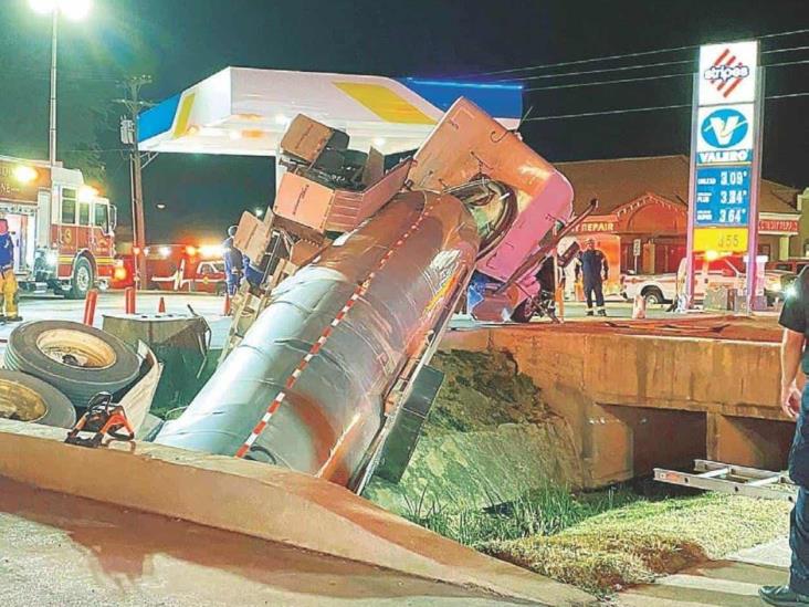 Se vuelca una ‘pipa’ con químicos en gasolinera Se vuelca una ‘pipa’ con químicos en gasolinera
