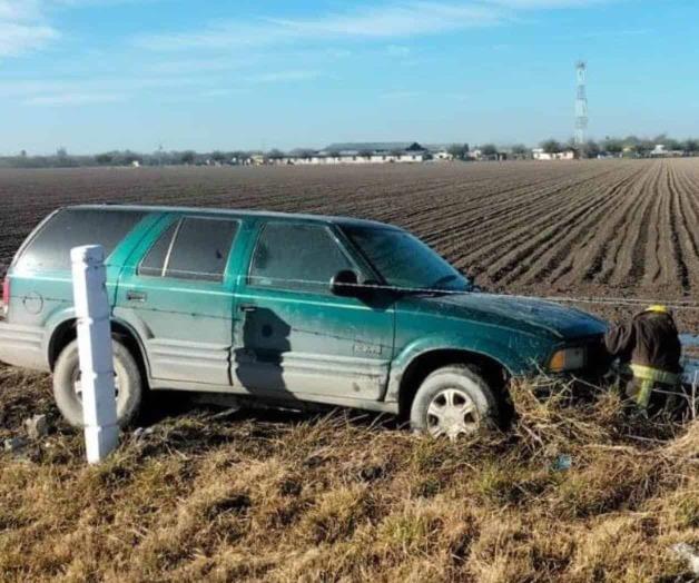 Sale proyectada de autopista joven mujer Sale proyectada de autopista joven mujer