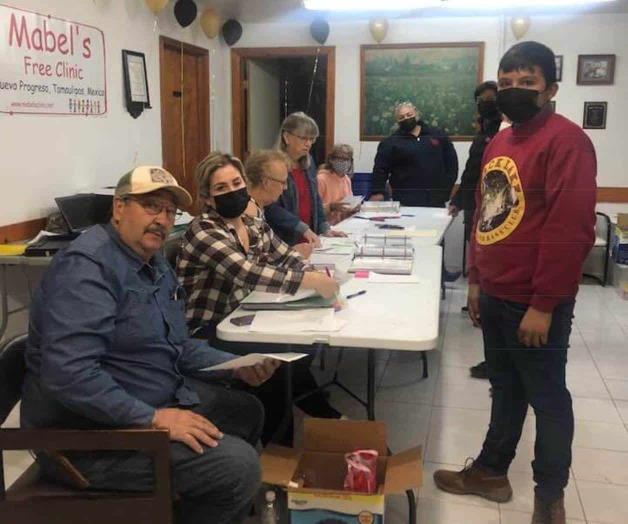 Entregan Becas Mabel a estudiantes