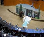 Colocan réplica de la ´casa gris´ en Senado