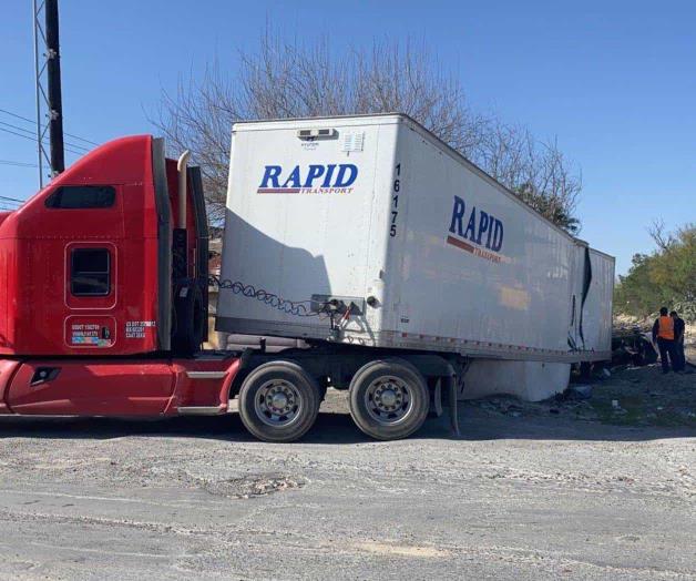 Intenta ganar paso al tren; no lo logra