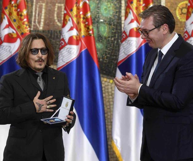 Johnny Depp hace méritos en Serbia; le dan medalla de oro