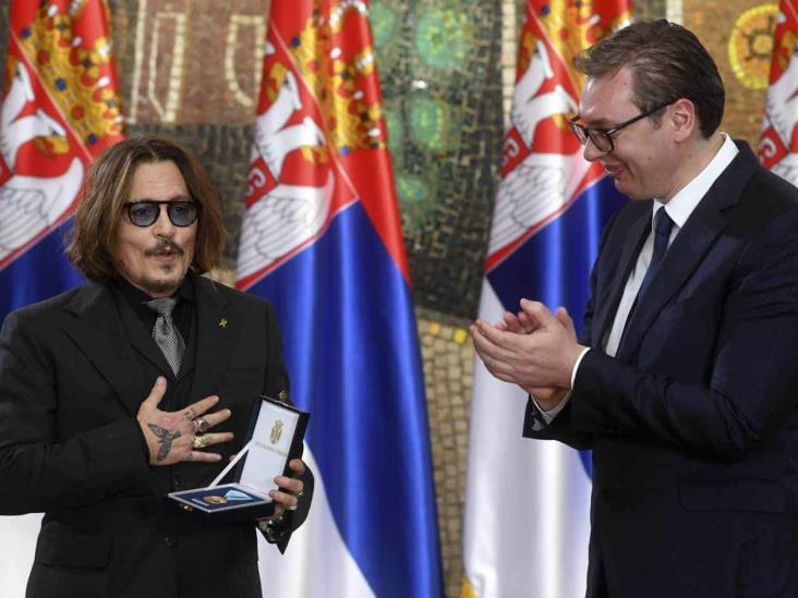 Johnny Depp hace méritos en Serbia; le dan medalla de oro Johnny Depp hace méritos en Serbia; le dan medalla de oro