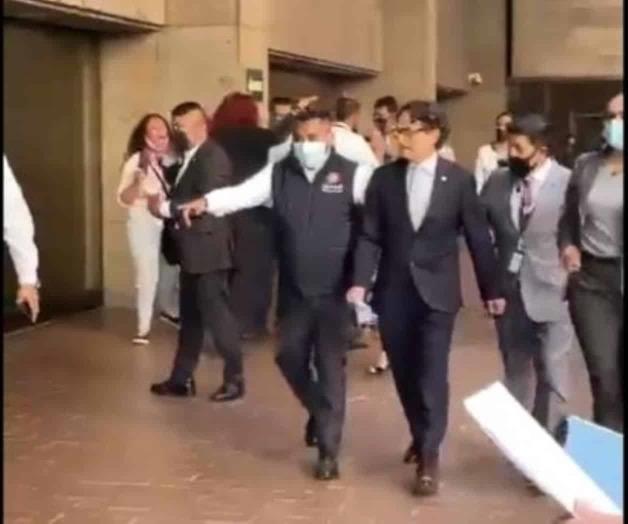 Golpes y manotazos entre trans y diputada