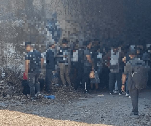 Abandonan en camión de carga a cien migrantes en Veracruz