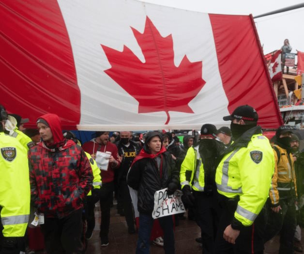 Mantienen camioneros su protesta