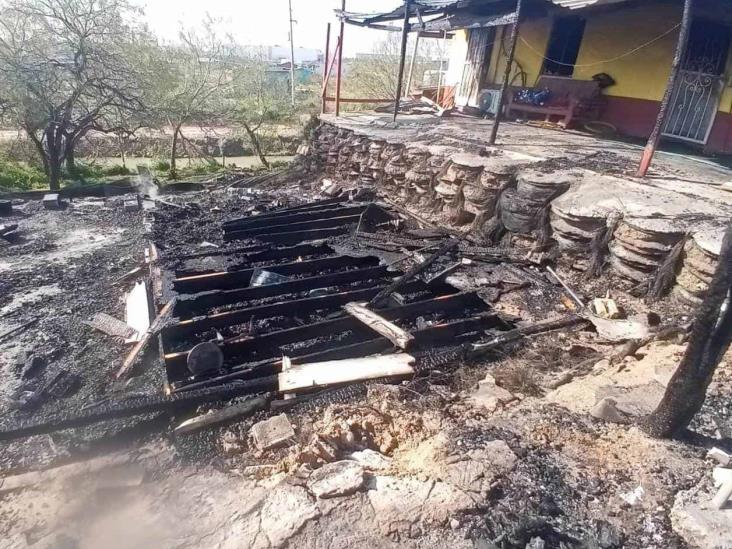 Arde vivienda por un ‘cortocircuito’ Arde vivienda por un ‘cortocircuito’