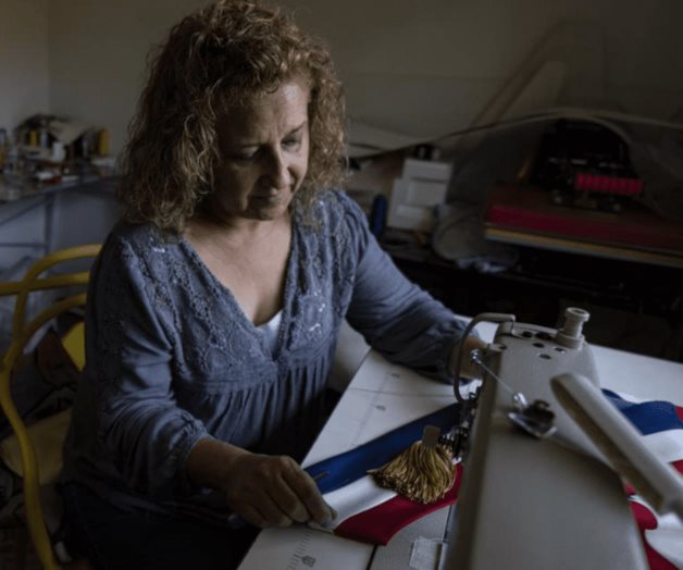 Obreras confeccionan la banda presidencial que llevará Boric