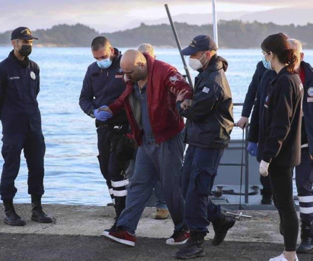 Rescatan a cientos de ferry en llamas cerca de isla griega