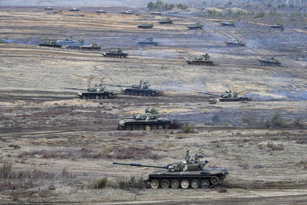 Los tanques se mueven durante los simulacros militares Union Courage-2022 Rusia-Bielorrusia en el campo de entrenamiento de Obuz-Lesnovsky.