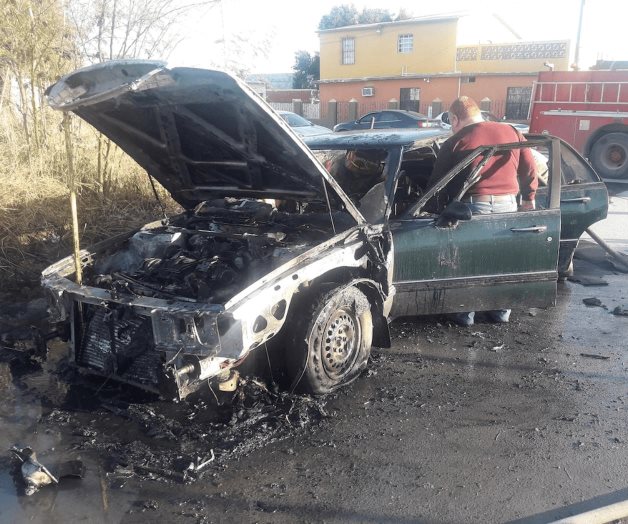 Fuego consume auto por cortocircuito