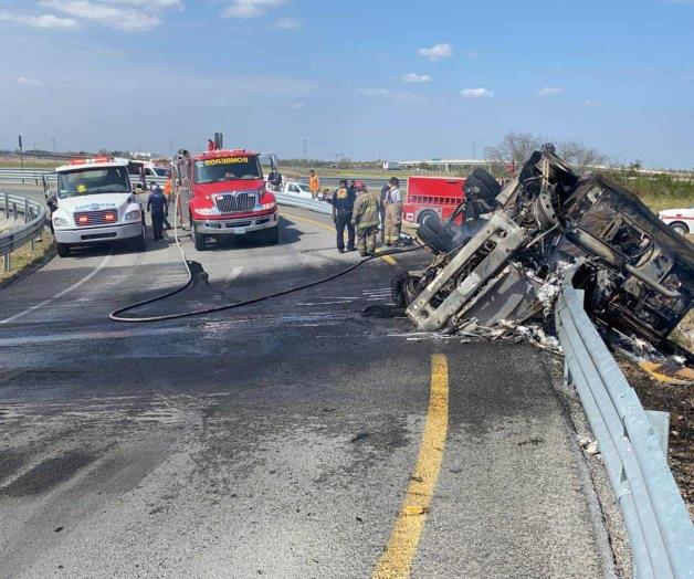 Vuelca y se incendia tráiler que transportaba limones Vuelca y se incendia tráiler que transportaba limones