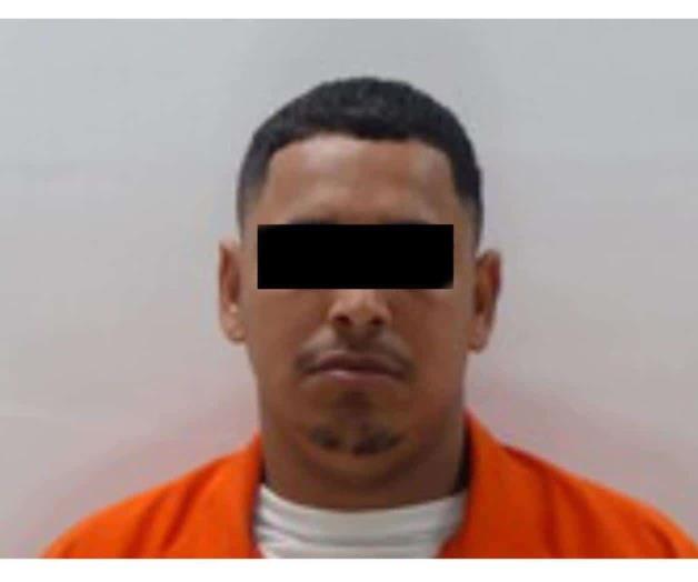 Plagia y viola a joven mujer