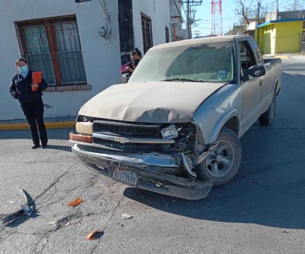 Conductora ignora alto y causa choque