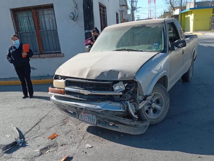 Conductora ignora alto y causa choque Conductora ignora alto y causa choque