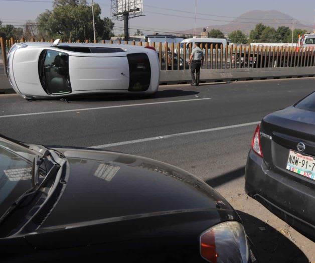 Vuelca auto por choque en la México-Puebla