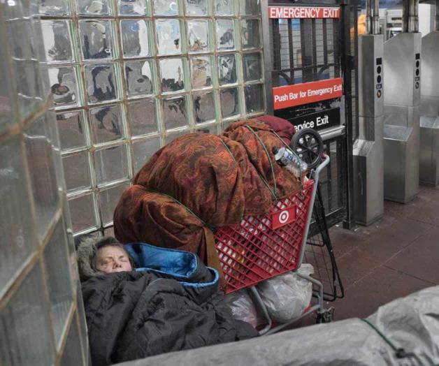 Anuncian plan para retirar a indigentes del metro de NYC