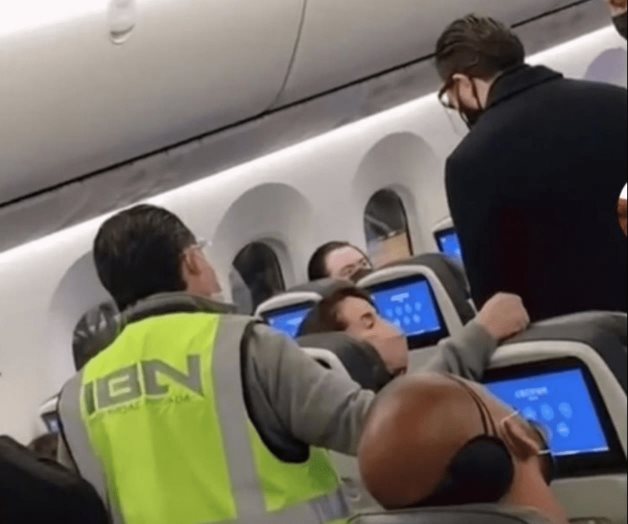 Mujer que bajaron de avión de Aeroméxico se queja ante Profeco y acusa del bullying a la aerolínea