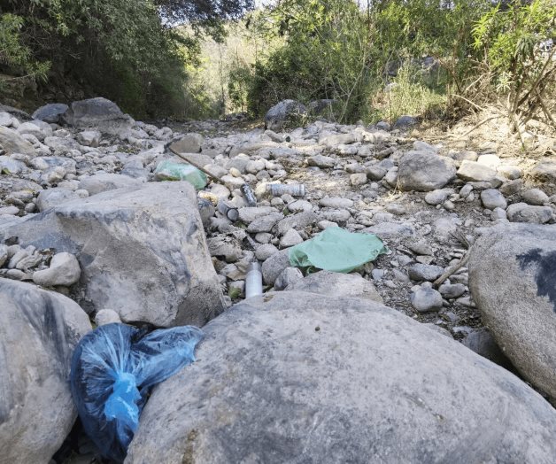 Contaminan con escombro y basura área natural protegida