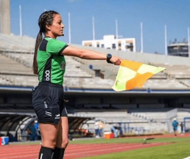 Le ‘sacan tarjeta’ a mujer árbitro