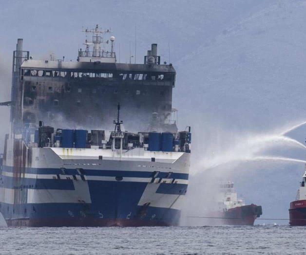 Hallan un sobreviviente en transbordador griego incendiado