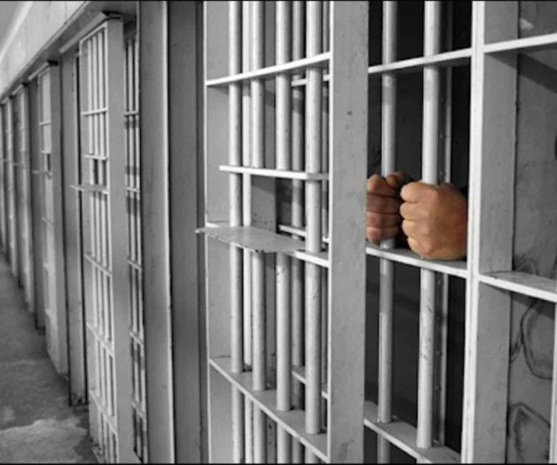 Motín en cárcel de Acapulco deja 20 policías heridos