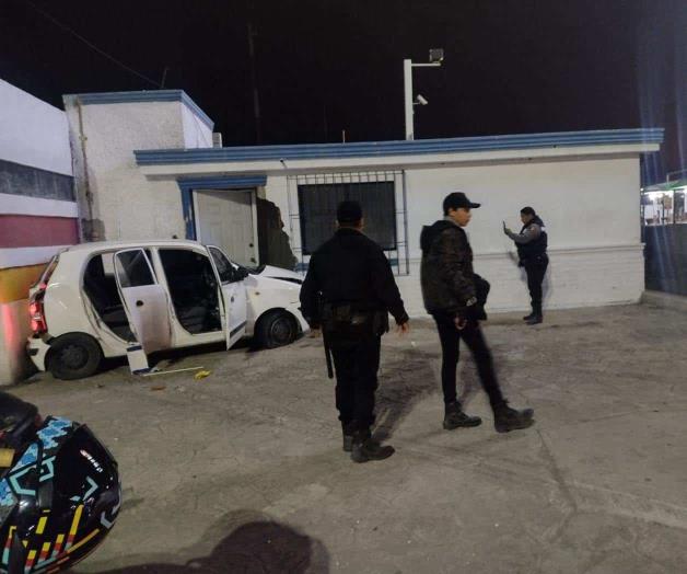 Carro se mete a módulo de Policía