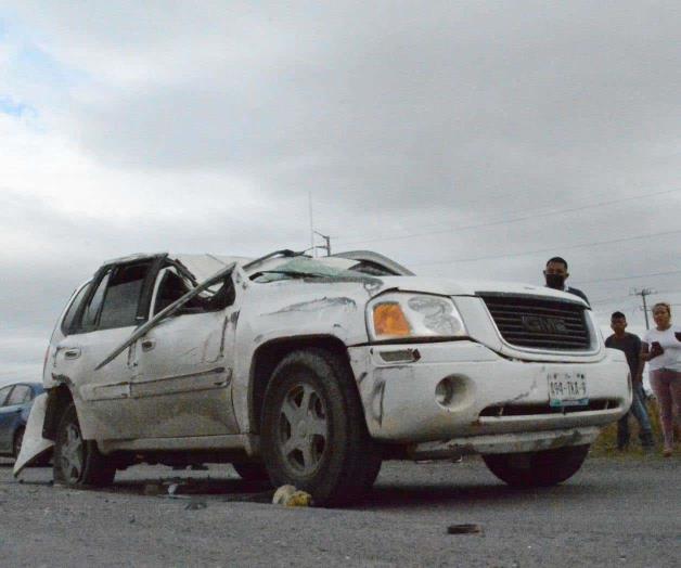 Vuelca camioneta frente a taxista... ¡y sobrevive!