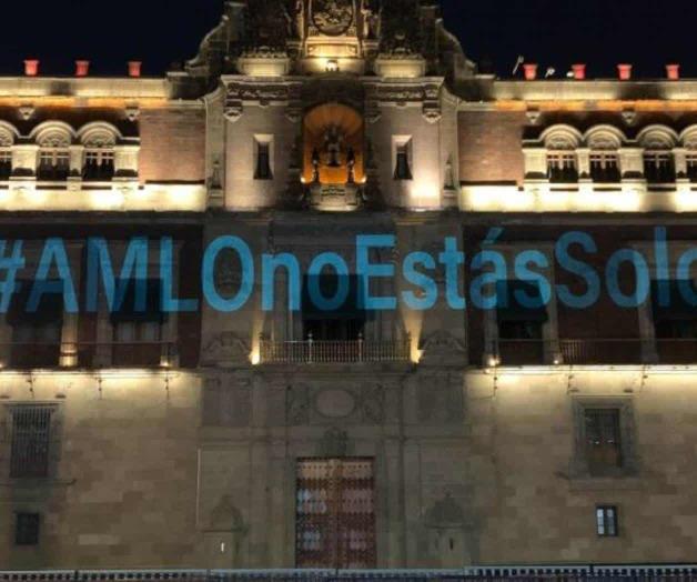 En la fachada del Palacio Nacional proyectan mensaje: AMLO no estás solo