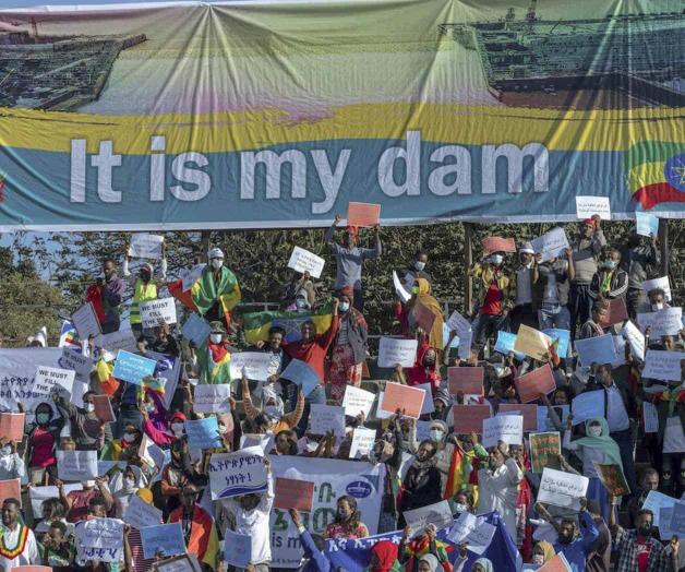 Generan electricidad con la mega represa