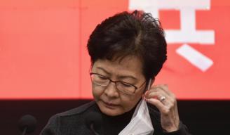 La jefa ejecutiva de Hong Kong, Carrie Lam, se quita la mascarilla antes de una conferencia de prensa en Hong Kong.