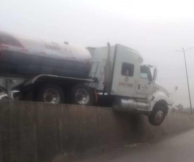 ¡Peligro…! Casi cae tráiler de un puente