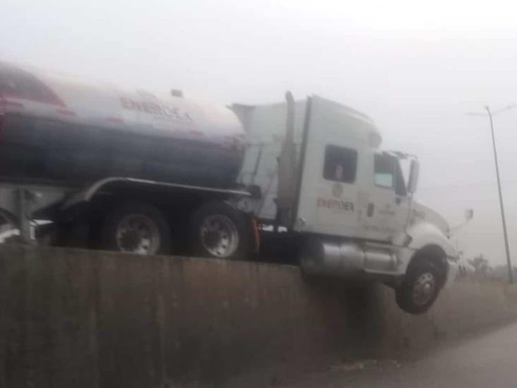 ¡Peligro…! Casi cae tráiler de un puente ¡Peligro…! Casi cae tráiler de un puente