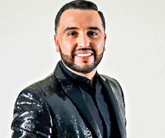 Logra Mike Salazar sueño de comedia con humor blanco 