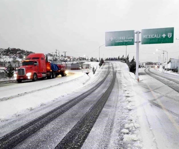 Cierran carreteras por nevadas en Baja California Cierran carreteras por nevadas en Baja California