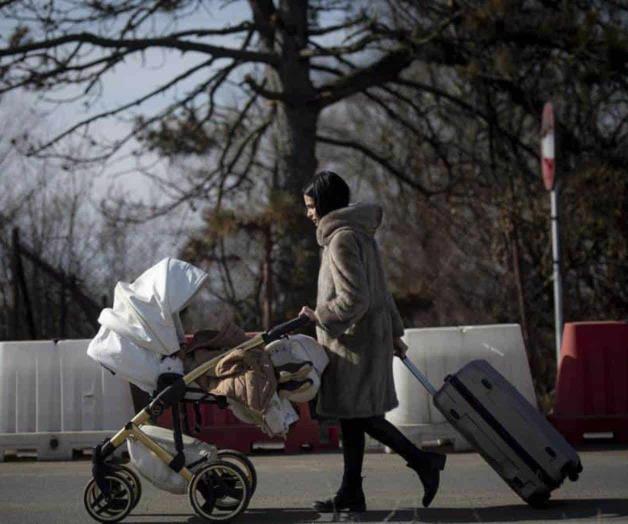 Ucranianos cruzan hacia países vecinos para ponerse a salvo